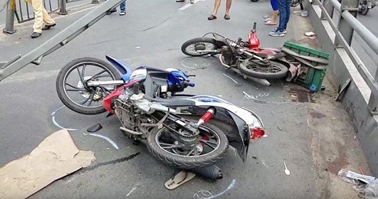 Xe tải lật nhào trên cầu vượt Cây Gõ, nhiều người gào khóc vứt phương tiện bỏ chạy ảnh 2