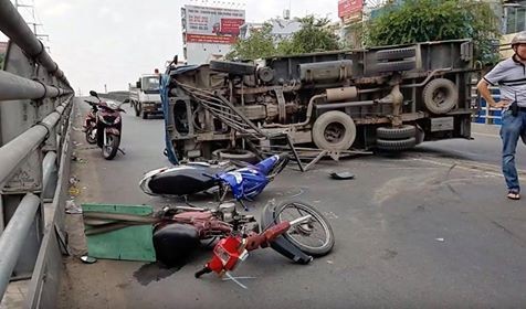 Xe tải lật nhào trên cầu vượt Cây Gõ, nhiều người gào khóc vứt phương tiện bỏ chạy ảnh 3