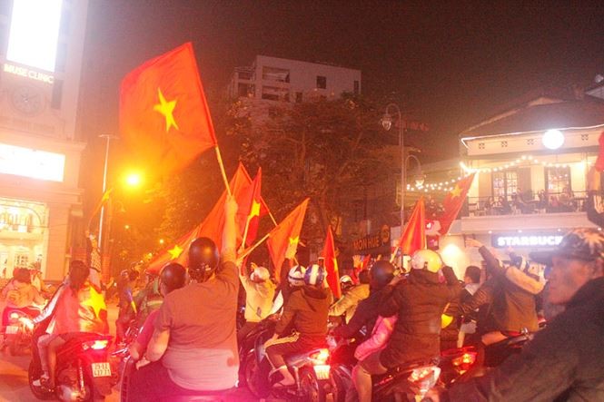 Nghìn người 'đi bão' sau chiến thắng của đội tuyển Việt Nam ảnh 2