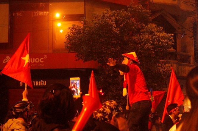 Nghìn người 'đi bão' sau chiến thắng của đội tuyển Việt Nam ảnh 4