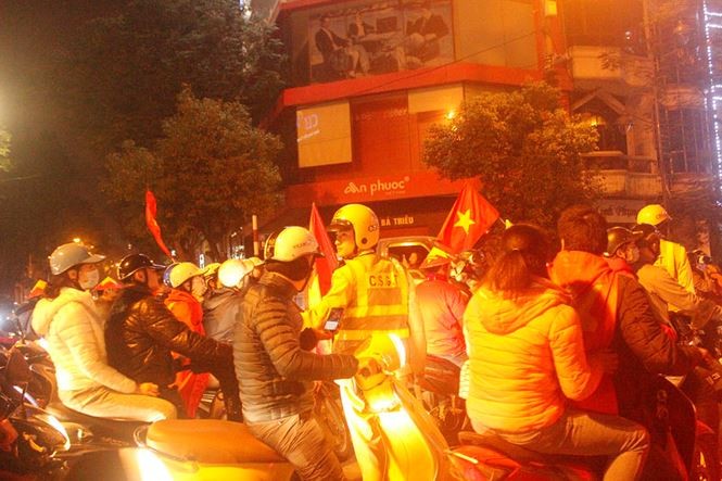 Nghìn người 'đi bão' sau chiến thắng của đội tuyển Việt Nam ảnh 6