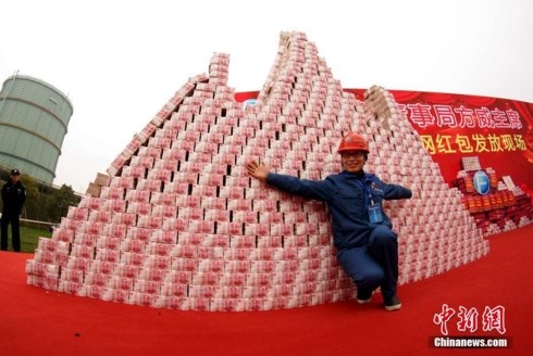 Công ty Trung Quốc chất tiền như núi để thưởng nhân viên ảnh 2