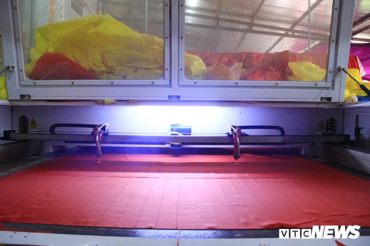 Tuyển Việt Nam gặp Nhật Bản: Dân may cờ làm ngày làm đêm vẫn không đủ bán ảnh 3