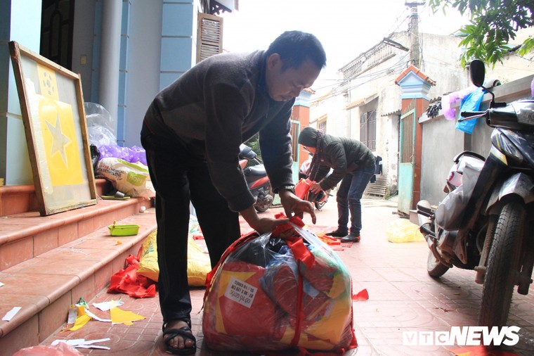 Tuyển Việt Nam gặp Nhật Bản: Dân may cờ làm ngày làm đêm vẫn không đủ bán ảnh 1