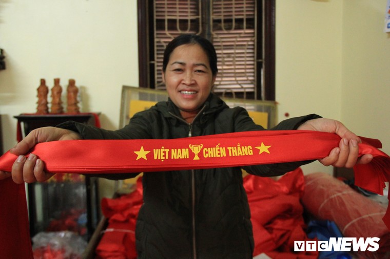 Tuyển Việt Nam gặp Nhật Bản: Dân may cờ làm ngày làm đêm vẫn không đủ bán ảnh 2