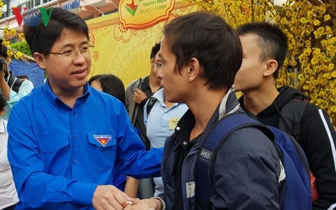 Chuyến xe mùa Xuân đưa hơn 2.500 sinh viên TP HCM về quê đón tết ảnh 3