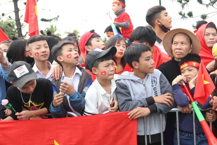 Đội tuyển bóng đá quốc gia trở về trong sự chào đón nồng nhiệt của người hâm mộ ảnh 12