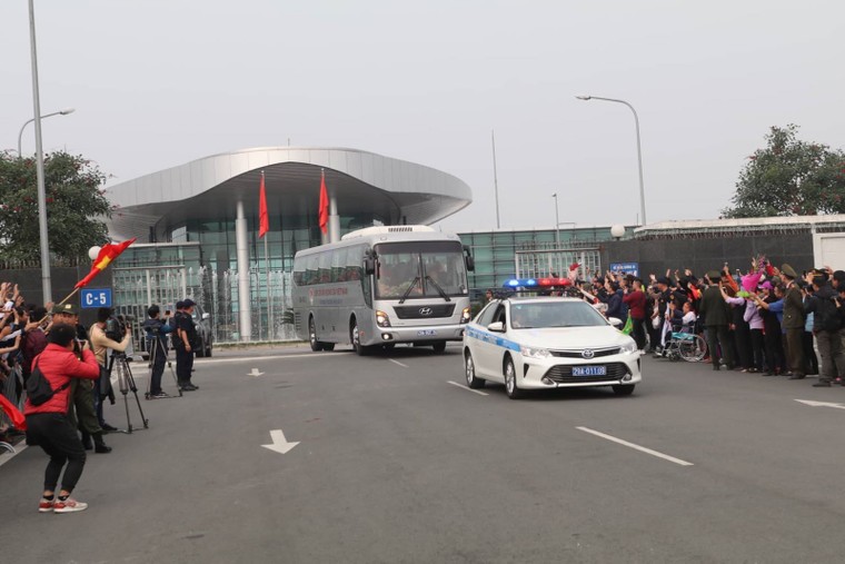 Đội tuyển bóng đá quốc gia trở về trong sự chào đón nồng nhiệt của người hâm mộ ảnh 8