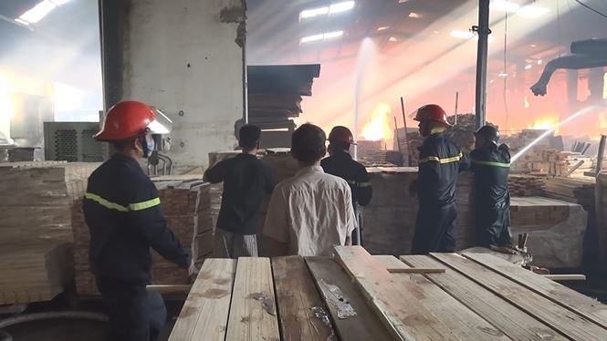 Lửa bao trùm công ty gỗ rộng gần 3.000m2 ở Bình Dương ảnh 2