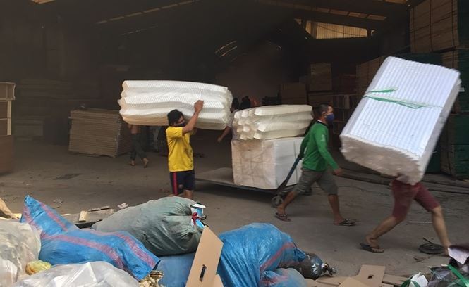 Lửa bao trùm công ty gỗ rộng gần 3.000m2 ở Bình Dương ảnh 3