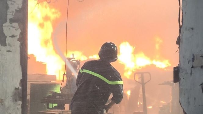 Lửa bao trùm công ty gỗ rộng gần 3.000m2 ở Bình Dương ảnh 4