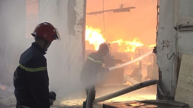 Lửa bao trùm công ty gỗ rộng gần 3.000m2 ở Bình Dương ảnh 5