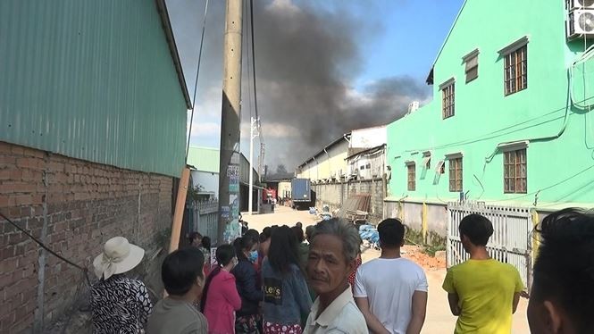 Lửa bao trùm công ty gỗ rộng gần 3.000m2 ở Bình Dương ảnh 1