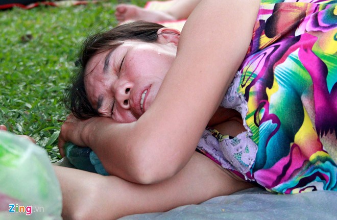 Người dân trải chiếu nằm tràn ga Sài Gòn chờ tàu về quê ăn Tết ảnh 2