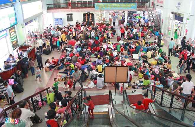Người dân trải chiếu nằm tràn ga Sài Gòn chờ tàu về quê ăn Tết ảnh 3
