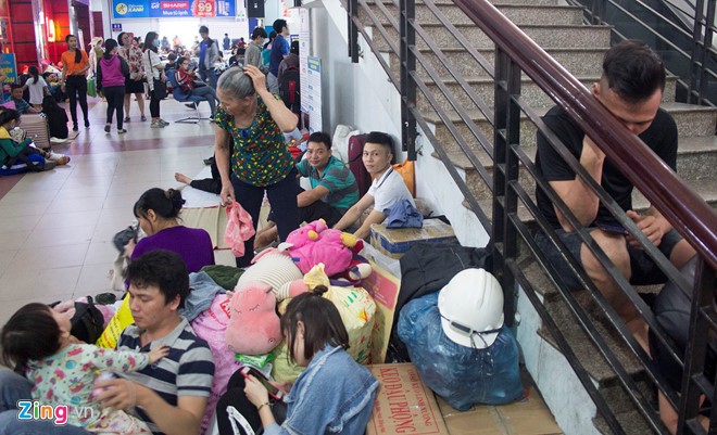 Người dân trải chiếu nằm tràn ga Sài Gòn chờ tàu về quê ăn Tết ảnh 4