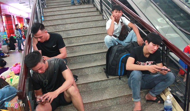 Người dân trải chiếu nằm tràn ga Sài Gòn chờ tàu về quê ăn Tết ảnh 5
