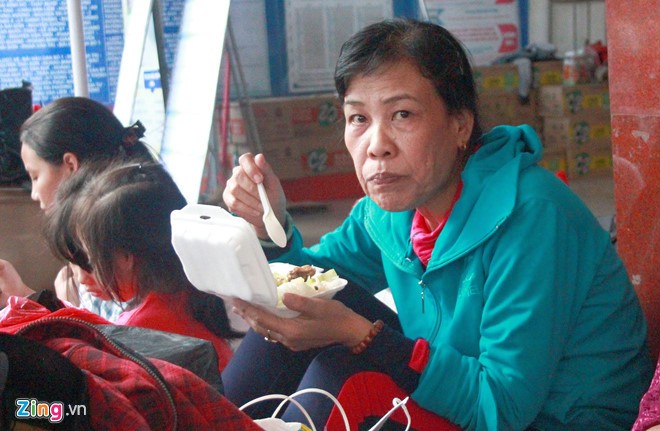 Người dân trải chiếu nằm tràn ga Sài Gòn chờ tàu về quê ăn Tết ảnh 6