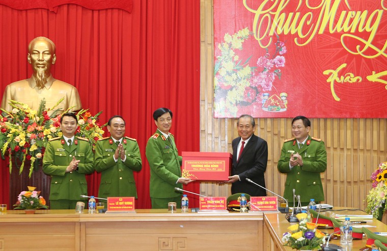 Phó Thủ tướng Thường trực thăm, chúc Tết các đơn vị thuộc Bộ Công an ảnh 1