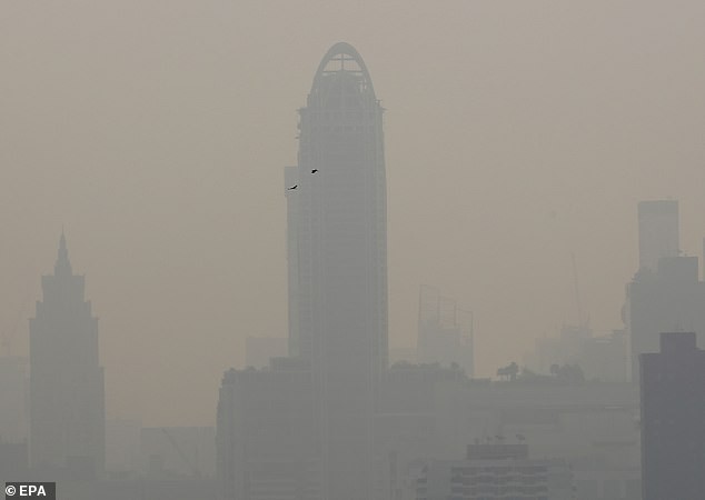 Người dân Thái Lan chảy máu mắt, ho ra máu vì hít phải khói bụi độc ảnh 4