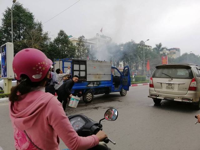 Xe tải bốc cháy khi chở nồi bánh chưng đang nấu dở ảnh 1