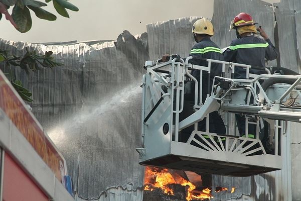 Công ty giày, dép ở Bình Dương bốc cháy dữ dội ngày cuối năm ảnh 2