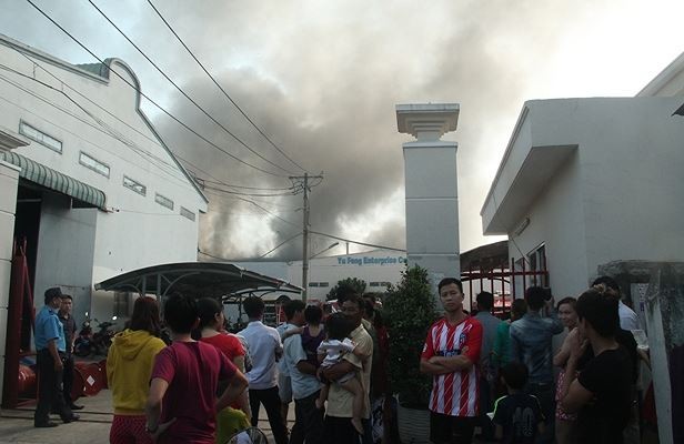 Công ty giày, dép ở Bình Dương bốc cháy dữ dội ngày cuối năm ảnh 3