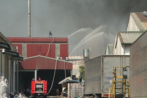 Công ty giày, dép ở Bình Dương bốc cháy dữ dội ngày cuối năm ảnh 5