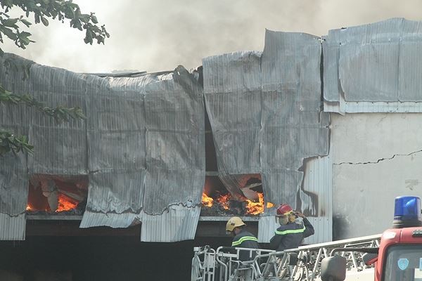 Công ty giày, dép ở Bình Dương bốc cháy dữ dội ngày cuối năm ảnh 7