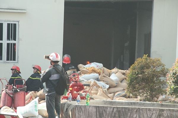 Công ty giày, dép ở Bình Dương bốc cháy dữ dội ngày cuối năm ảnh 8