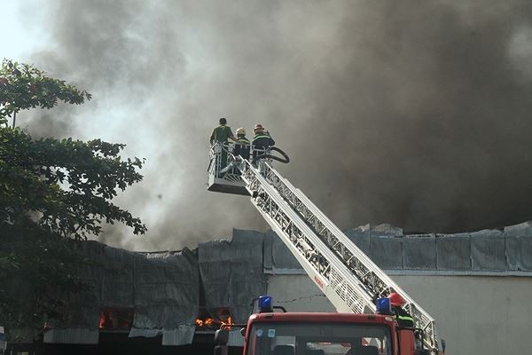 Công ty giày, dép ở Bình Dương bốc cháy dữ dội ngày cuối năm ảnh 9