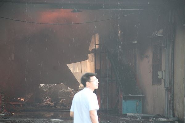 Công ty giày, dép ở Bình Dương bốc cháy dữ dội ngày cuối năm ảnh 10