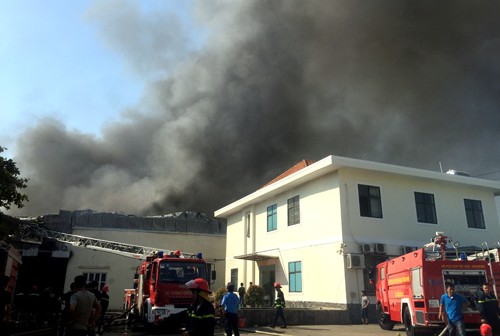 Công ty giày, dép ở Bình Dương bốc cháy dữ dội ngày cuối năm ảnh 4