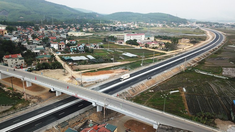 Miễn phí cho các xe lưu thông trên cao tốc Hạ Long - Vân Đồn dịp Tết ảnh 1