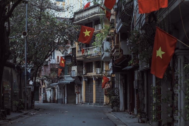 Khung cảnh vắng vẻ của Hà Nội vào sáng mùng 1 Tết ảnh 6