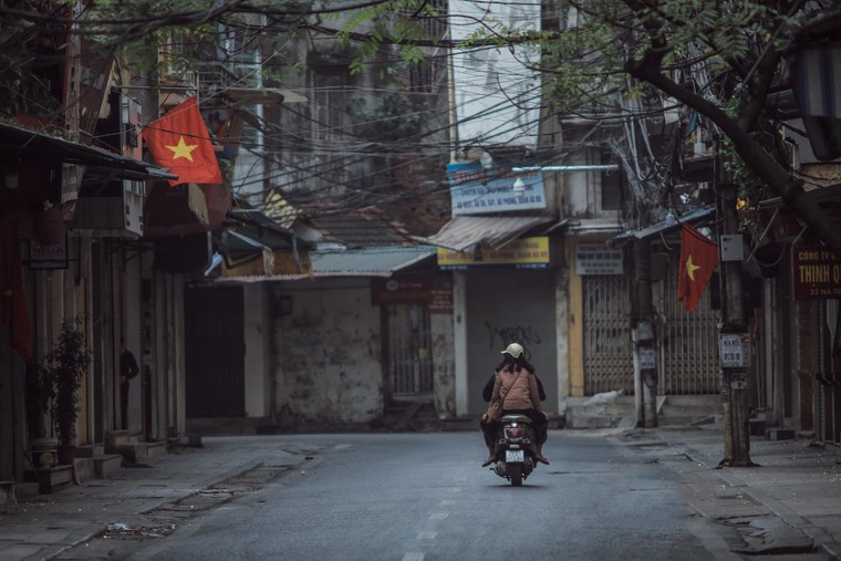 Khung cảnh vắng vẻ của Hà Nội vào sáng mùng 1 Tết ảnh 8