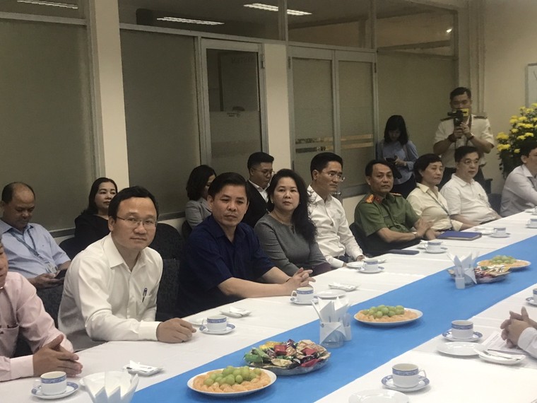 Bộ trưởng GTVT thăm và chúc tết Cảng hàng không quốc tế Tân Sơn Nhất chiều 30 Tết ảnh 1