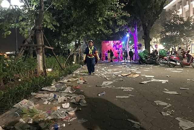 Rác phủ kín bờ hồ Hoàn Kiếm sau màn bắn pháo hoa đón năm mới ảnh 10