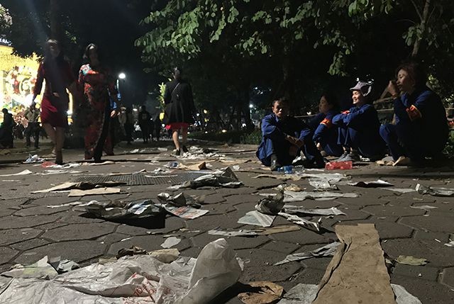 Rác phủ kín bờ hồ Hoàn Kiếm sau màn bắn pháo hoa đón năm mới ảnh 11