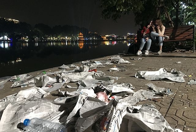 Rác phủ kín bờ hồ Hoàn Kiếm sau màn bắn pháo hoa đón năm mới ảnh 2