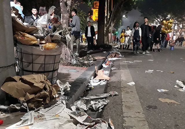 Rác phủ kín bờ hồ Hoàn Kiếm sau màn bắn pháo hoa đón năm mới ảnh 3