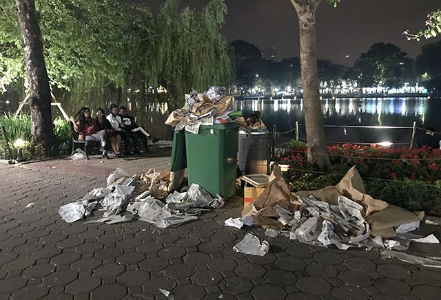 Rác phủ kín bờ hồ Hoàn Kiếm sau màn bắn pháo hoa đón năm mới ảnh 5