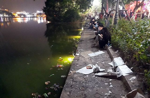 Rác phủ kín bờ hồ Hoàn Kiếm sau màn bắn pháo hoa đón năm mới ảnh 7