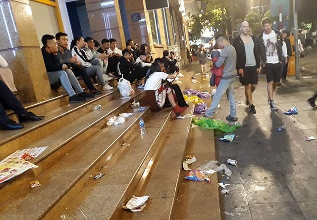 Rác phủ kín bờ hồ Hoàn Kiếm sau màn bắn pháo hoa đón năm mới ảnh 8