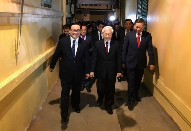 Tổng Bí thư, Chủ tịch nước tản bộ trên đường Thanh Niên, lì xì công nhân ảnh 10