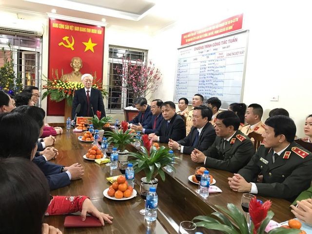 Tổng Bí thư, Chủ tịch nước tản bộ trên đường Thanh Niên, lì xì công nhân ảnh 11