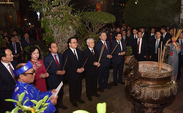 Tổng Bí thư, Chủ tịch nước tản bộ trên đường Thanh Niên, lì xì công nhân ảnh 1