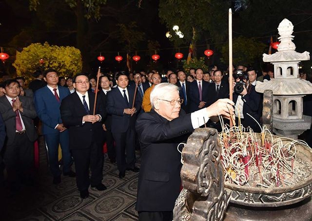 Tổng Bí thư, Chủ tịch nước tản bộ trên đường Thanh Niên, lì xì công nhân ảnh 2