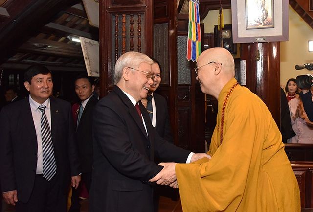 Tổng Bí thư, Chủ tịch nước tản bộ trên đường Thanh Niên, lì xì công nhân ảnh 3