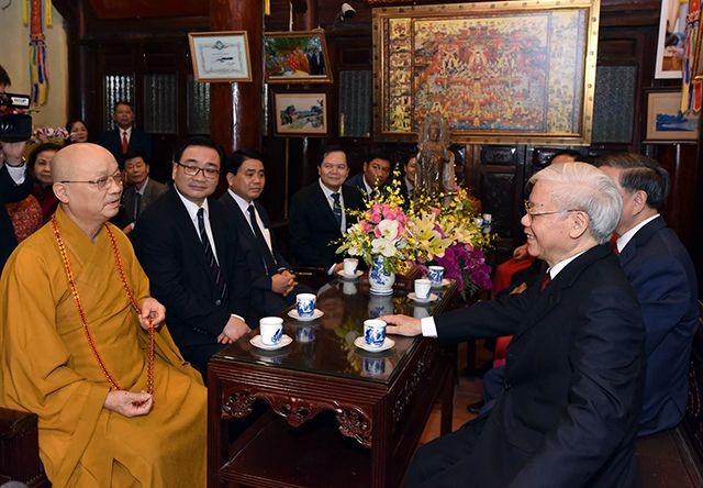 Tổng Bí thư, Chủ tịch nước tản bộ trên đường Thanh Niên, lì xì công nhân ảnh 4